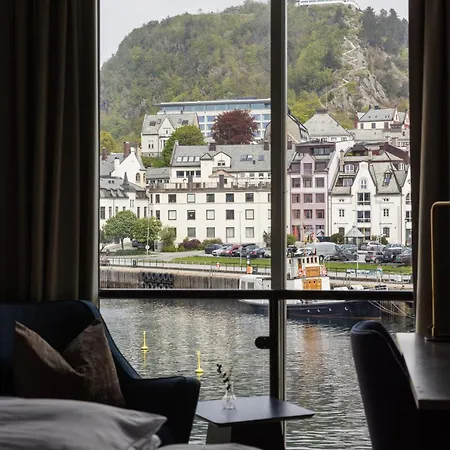 Hotel Brosundet 4*