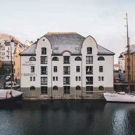 Hotel Brosundet 4*
